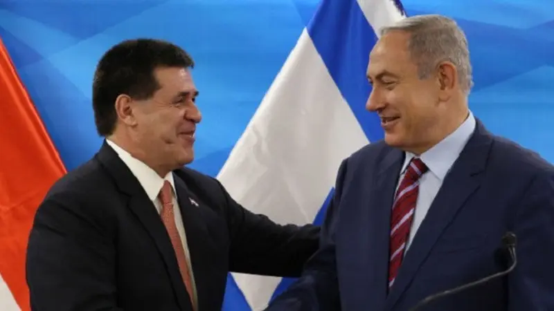 Presiden Paraguay Horacio Cartes (kiri) dan Perdana Menteri Israel Benjamin Netanyahu  (Gali Tibbon/AFP)