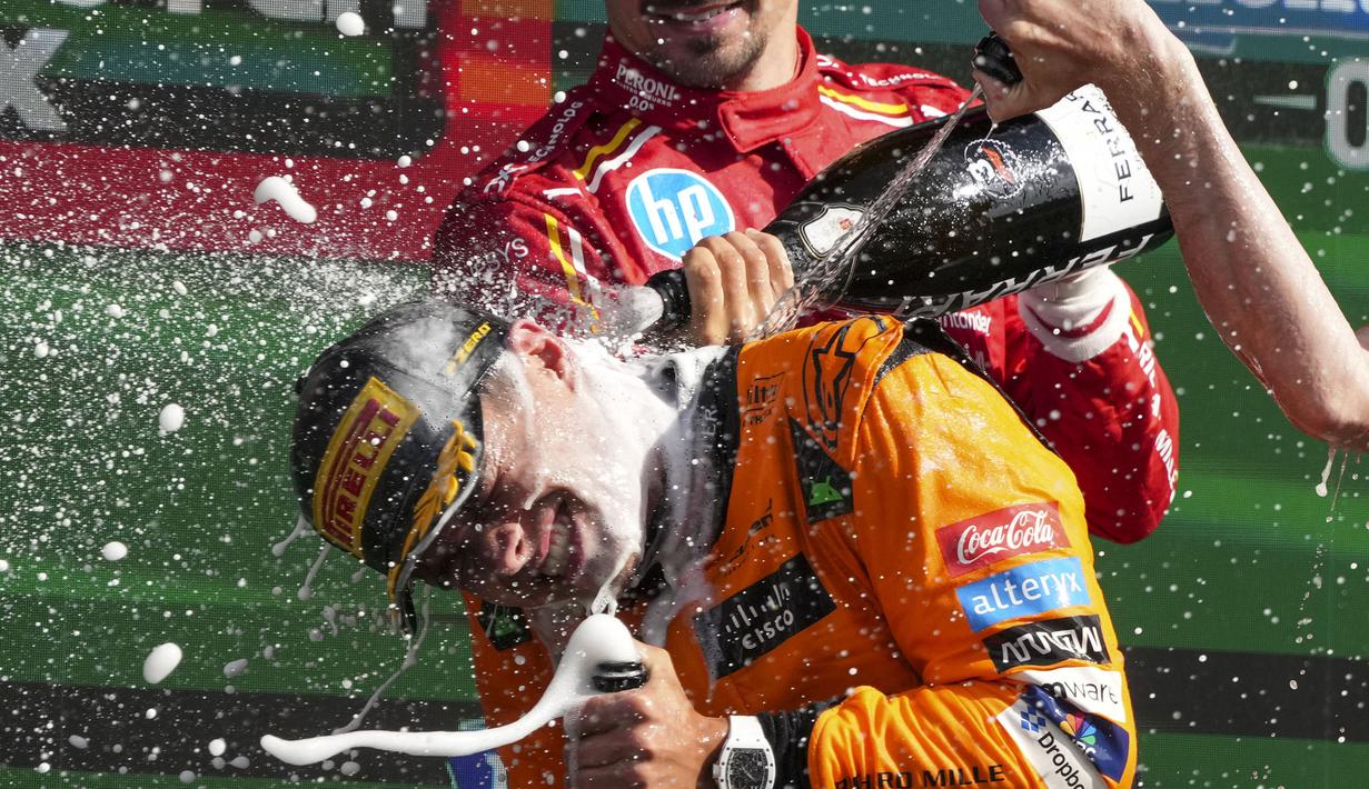 Pembalap McLaren, Lando Norris merayakan kemenangannya saat Formula 1 GP Belanda yang berlangsung di Sirkuit Zandvoort, Belanda, Minggu (26/08/2024) malam WIB. (AP Photo/Peter Dejong)