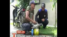 Warga juga melakukan pemeriksaan jentik-jentik nyamuk di kamar mandi serta tempat penampungan air.