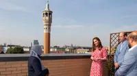 Kate Middleton dan Pangeran William saat mengunjungi Masjid London Timur dan London Muslim Centre di Whitechapel, London timur pada 15 September 2020, untuk mengunjungi relawan yang telah mendukung anggota komunitas mereka selama pandemi COVID-19. (IAN VOGLER / POOL / AFP)