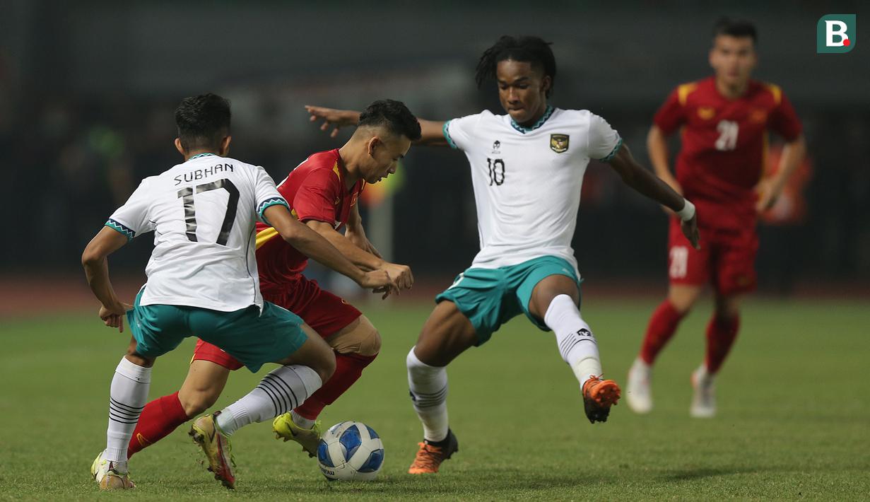 <p>Pemain Timnas Indonesia U-19, Ronaldo Kwateh (kanan) berusaha merebut bola dari pemain Vietnam&nbsp;saat laga Grup A Piala AFF U-19 2022 antara Timnas Indonesia U-19 melawan Timnas Vietnam U-19 di Stadion Patriot Candrabhaga, Bekasi, Jawa Barat, Sabtu (02/07/2022). (Bola.com/Ikhwan Yanuar)</p>