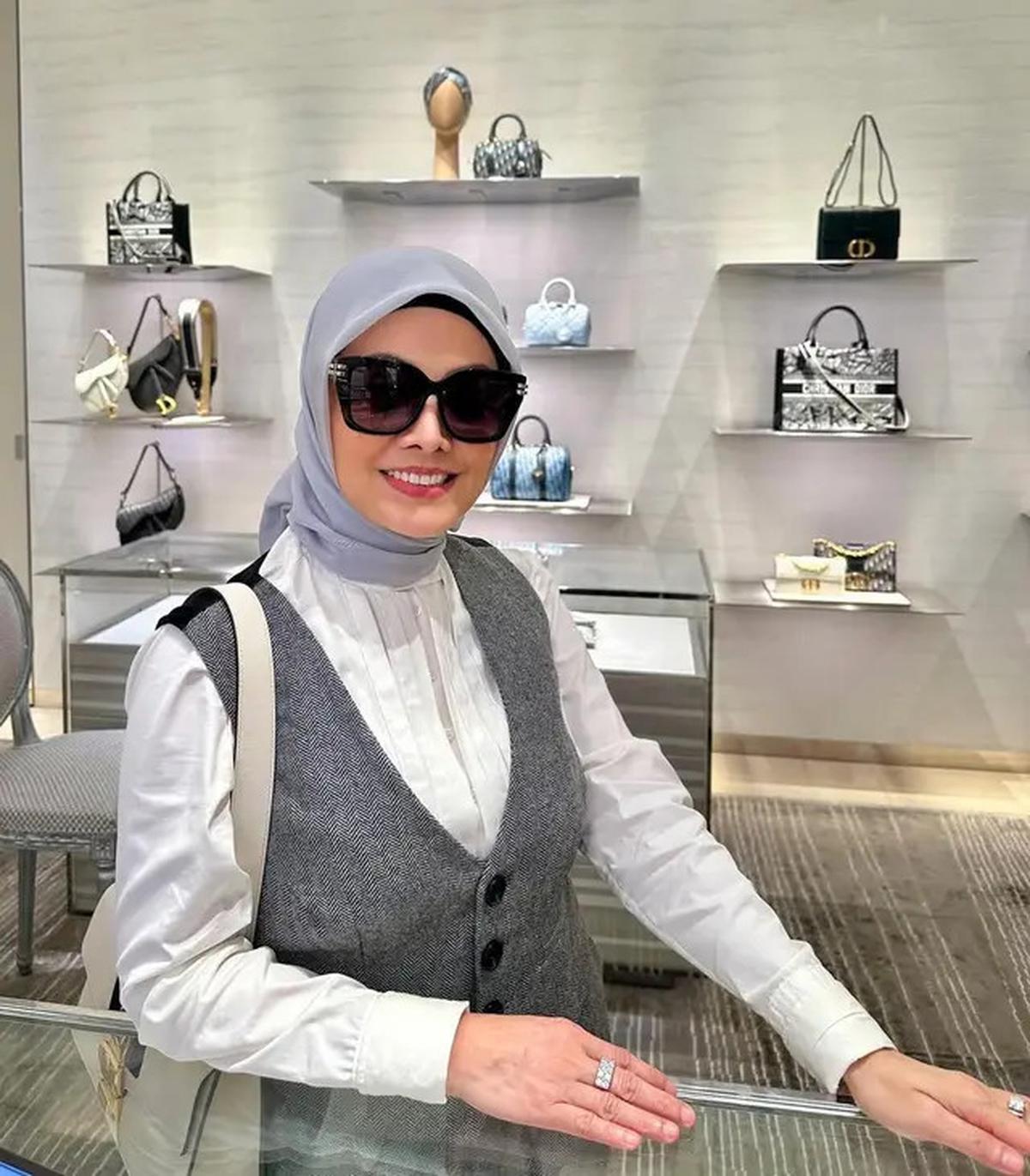 7 Potret Cici Faramida Tetap Cantik dan Awet Muda di Usia 50-an, Outfitnya Selalu Elegan
