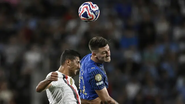 Rodri berduel memperebutkan bola lawan Sergej Milinkovic-Savic di laga Manchester City vs Al Hilal di Piala Dunia Antarklub 2025, Selasa (01/07/2025). (AP Photo/Phelan Ebenhack)