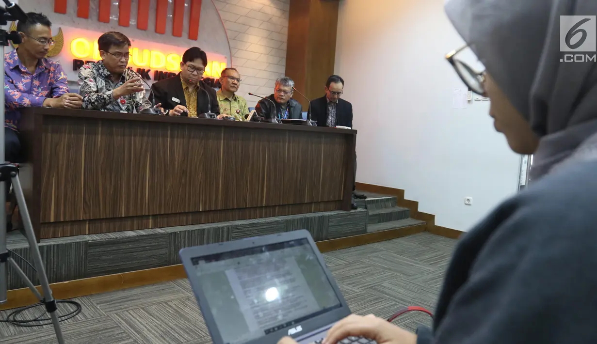 Waketum AFPI Sunu Widyatmoko, Direktur Pengawasan Fintech P2P Lending OJK Hendrikus Passagi, Anggota Ombudsman Dadan Suparjo dan Ketua Satgas Waspada Investasi OJK Tongam L Tobing saat jumpa pers di Jakarta, Jumat (8/3). (Liputan6.com/Angga Yuniar)