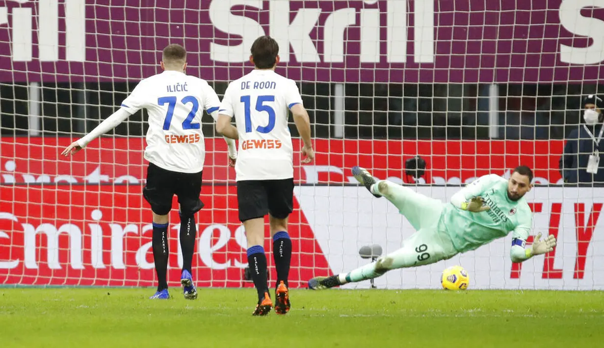 Pemain Atalanta, Josip Ilicic, mencetak gol lewat tendangan penalti ke gawang AC Milan pada laga Liga Italia di Stadion San Siro, Sabtu (23/1/2021). AC Milan takluk dengan skor 0-3. (AP/Antonio Calanni)