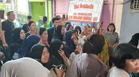 Isak tangis keluarga menyambut kedatangan jenasah Brigadir RAT di rumah duka, Perumahan Kalasei Indah, Desa Kalasey, Kecamatan Mandolang, Kabupaten Minahasa, Sulut, pada Minggu (28/4/2024).
