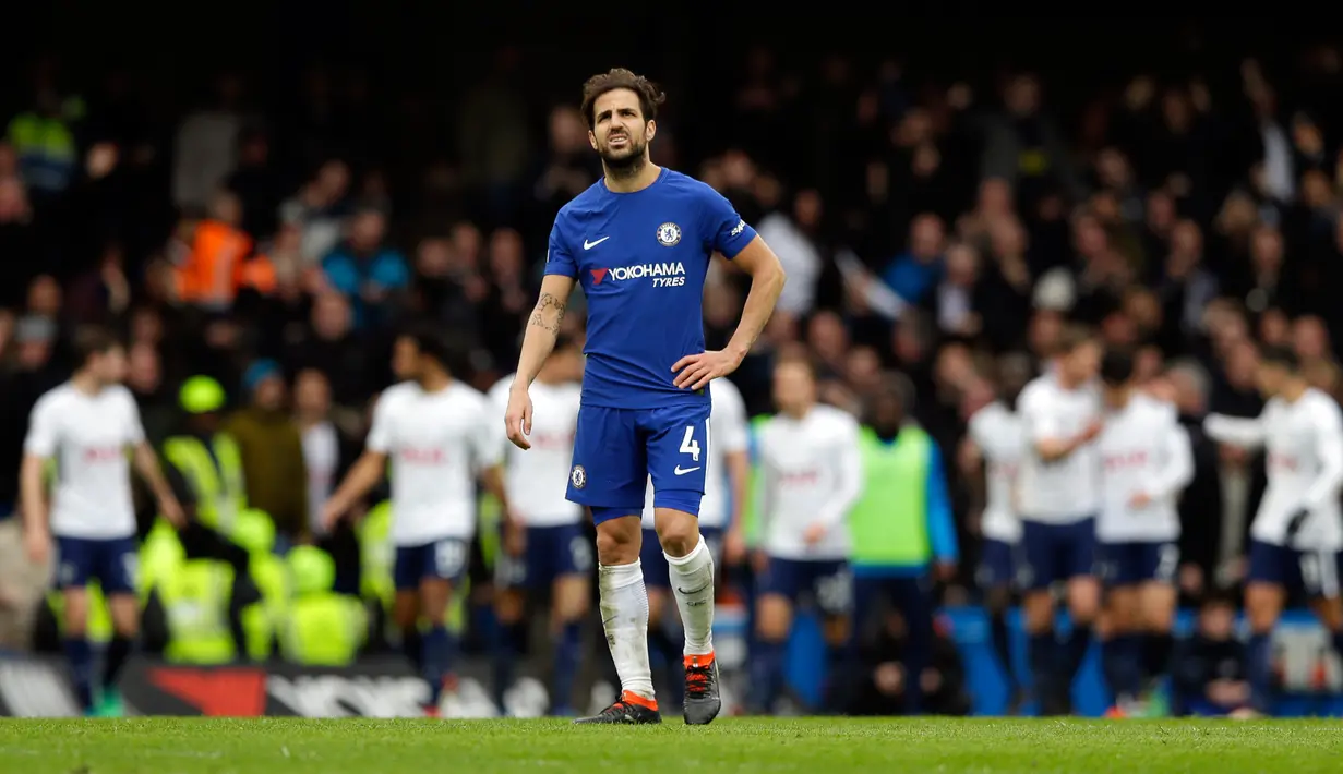 Ekspresi pemain Chelsea Cesc Fabregas saat melawan Tottenham Hotspur pada pertandingan Liga Inggris di Stamford Bridge, London (4/1). Chelsea harus menelan kekalahan di kandang sendiri dengan skor 1-3. (AP Photo/Alastair Grant)