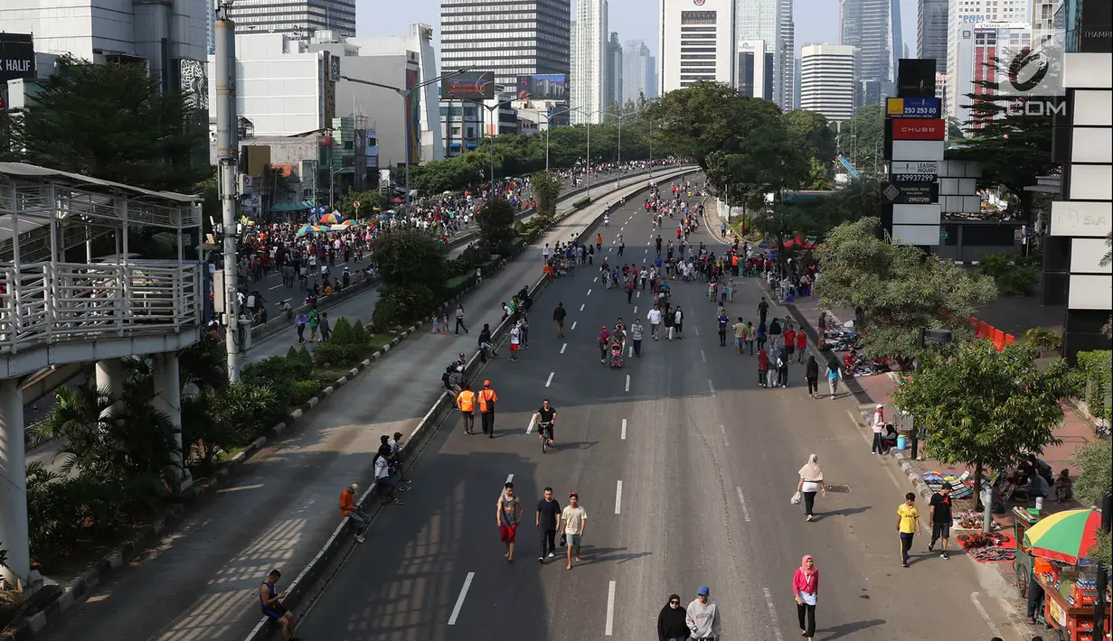 Warga kembali beraktivitas saat CFD di Jalan Jenderal Sudirman, Jakarta, Minggu (9/7). Sebelumnya kegiatan CFD ditiadakan sementara pada 18, 25 Juni, dan 2 Juli 2017 karena ada kegiatan rutin pengamanan libur panjang. (Liputan6.com/Immanuel Antonius)