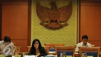 Ketua Pansus Peindo Rieke Dyah Pitaloka saat memimpin rapat di Jakarta, Kamis (29/10/2015). Khususnya Jaksa Agung Muda Perdata Tata Usaha Negara (Jamdatun) yang mengeluarkan "fatwa" Ihwal perpanjangan Kontrak JITC ke HPH. (Liputan6.com/Johan Tallo)