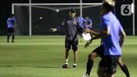 Pelatih Tim Nasional Indonesia Shin Tae-yong saat memimpin latihan Timnas U-22 di Lapangan D, Kompleks Gelora Bung Karno, Senayan, Jakarta, Selasa (2/3/2021). Latihan ini persiapan untuk dua ajang uji coba melawan tim Liga 1 Indonesia dan SEA Games 2021 di Vietnam. (Liputan6.com/Helmi Fithriansyah)