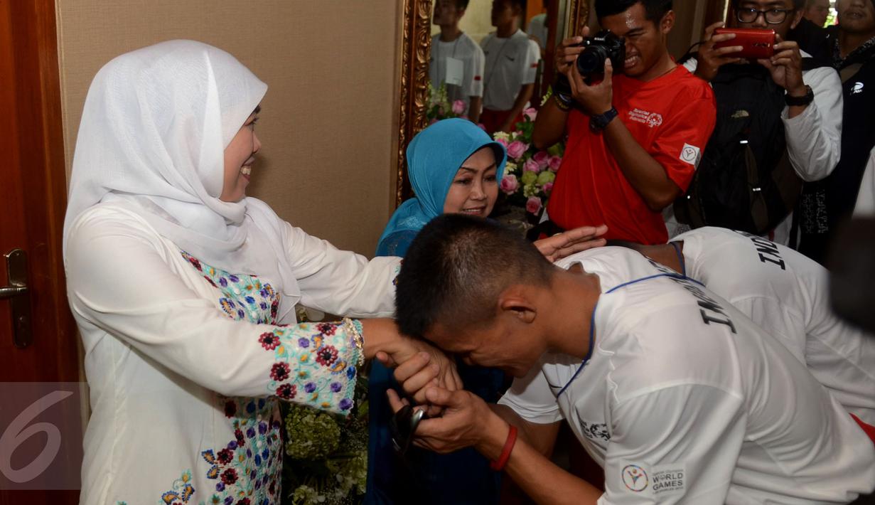 Menteri Sosial, Khofifah Indar Parawansa menerima kunjungan atlet khusus tuna grahita (Special Olympics Indonesia/SOIna) saat melakukan Open House Lebaran di rumahnya di kawasan Widya Chandra, Jakarta, Jumat (17/7/2015). (Liputan6.com/Johan Tallo)