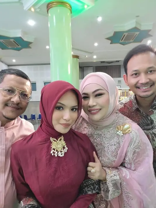 Tasyakuran ini dihadiri oleh keluarga inti, kerabat dekat, serta sejumlah tamu undangan yang turut merasakan kebahagiaan kedua mempelai. Terlihat dari potret acara, ibu Zahwa, Robiatul Adawiyah dan ayah sambung tampil dalam busana yang elegan dan penuh warna, mencerminkan kesakralan sekaligus kebahagiaan dalam acara tersebut. (Liputan6.com/IG/@zahwanadhira)