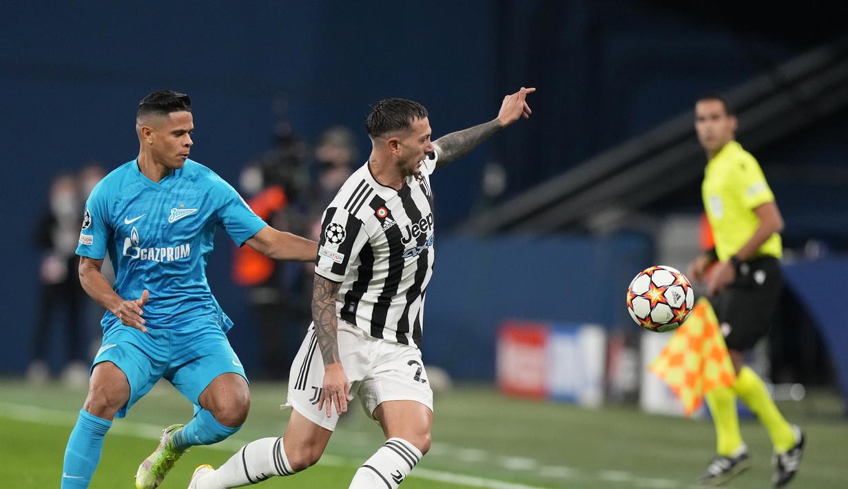 Gelandang Juventus, Federico Bernardeschi  berusaha mengontrol bola dari kawalan pemain Zenit St. Petersburg, Douglas Santos pada pertandingan Grup H Liga Champions di Gazprom Arena di St.Petersburg, Rusia, Kamis (21/10/2021). Juventus menang atas Zenit St. Petersburg 1-0. (AP Photo/Dmitry Lovetsky)