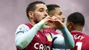 Pemain Aston Villa Emiliano Buendia memberi isyarat setelah mencetak gol ke gawang Tottenham Hotspur pada pertandingan sepak bola Liga Inggris di Stadion Tottenham Hotspur, London, 1 Januari 2023. Aston Villa mempermalukan Tottenham Hotspur dengan skor 2-0. (AP Photo/Ian Walton)