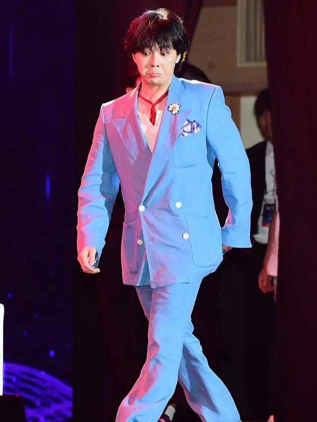Gaya Playful G-Dragon dengan Blue Suit dan Sepatu Merah saat Terima Sertifikat Profesor
