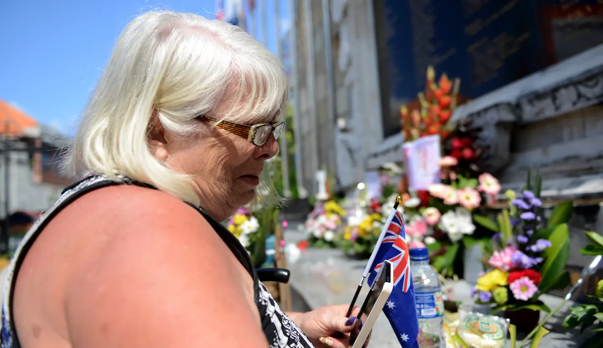 Seorang warga asing berdoa saat memperingati Tragedi Bom Bali I yang ke 14 di Monumen Ground Zero di Kuta, Bali, (12/10). Peristiwa ledakan bom di Jalan Legian ini merenggut 202 korban jiwa. (AFP Photo/ Sonny Tumbelaka)