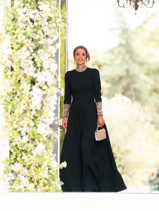 Ratu Yordania sekaligus ibu putra mahkota Al Hussein, Rania tampil elegan dalam balutan gaun hitam polos dari Dior Couture. [Foto: IG/queenrania].