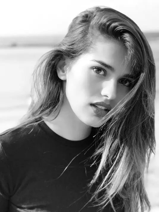 Ekspresi Sara Salamo saat berpose. Kisah asmara Sara dengan Isco dikabarkan sudah berjalan beberapa bulan. (Instagram/@sarasalamo)