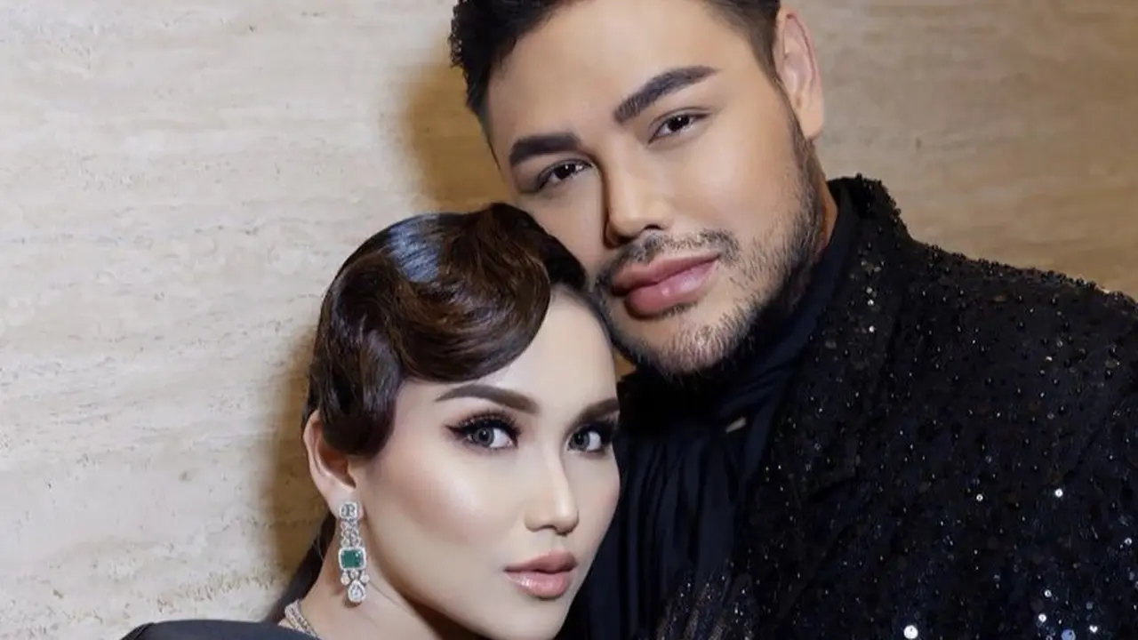 Ayu Ting Ting kenakan busana serba hitam yang serasi dengan Ivan Gunawan