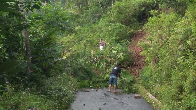 Longsor menutup jalan Desa Paweden menuju Dukuh Telaga Lele Desa Slatri, Banjarnegara. (Foto: Liputan6.com/Muhamad Ridlo)