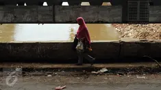 Warga melintasi jembatan di kolong jalan layang Kalibata Jakarta, Kamis (19/11/2015). Pemerintah Provinsi DKI Jakarta segera melakukan pembongkaran jembatan Kalibata untuk mengatasi banjir akibat penumpukan sampah. (Liputan6.com/Helmi Fithriansyah)
