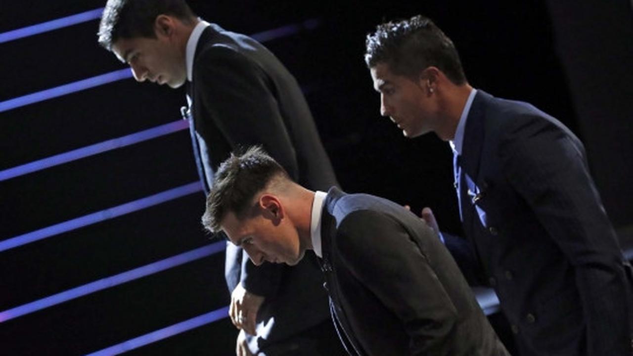 Senyum lebar Messi terima gelar Pemain Terbaik UEFA 2015