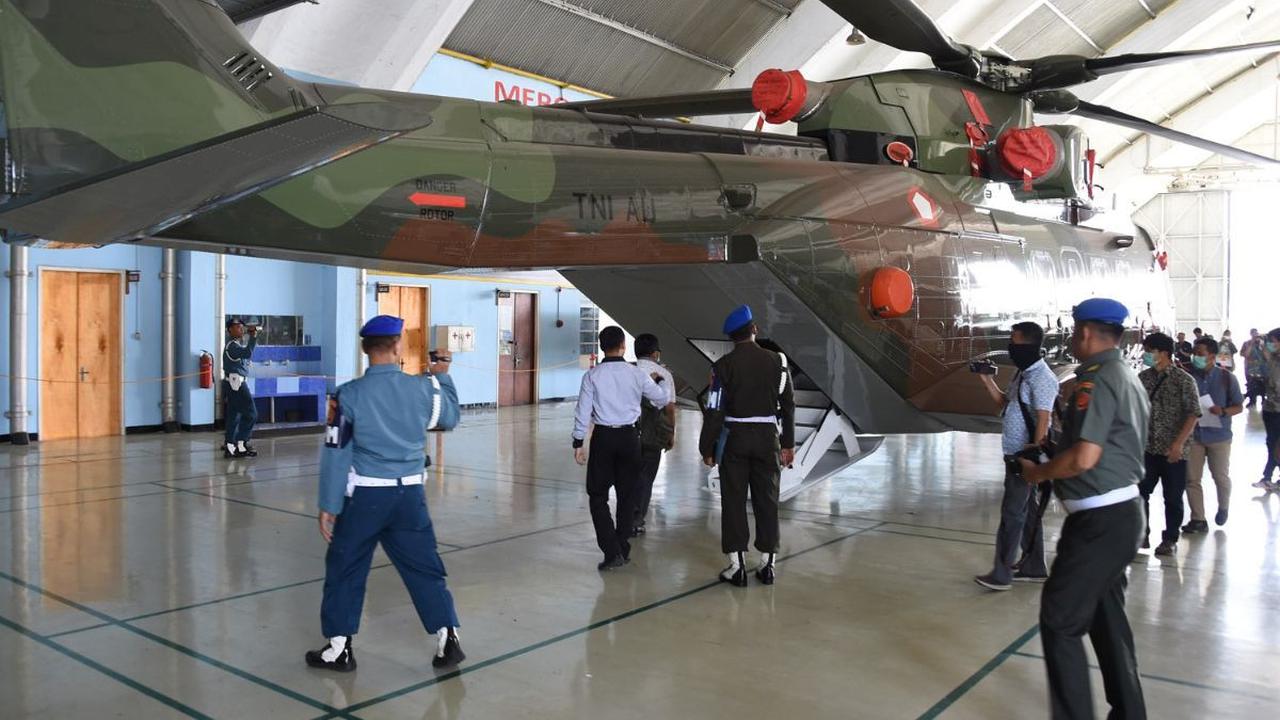 - 29 Juli 2016
Pada tanggal ini menurut Gatot, perjanjian antara TNI Mabes AU dengan PT Diratama Jaya Mandir tentang pengadaan helikopter angkut AW 101 diteken.
