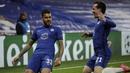 Bek Chelsea, Emerson Palmieri (kiri) melakukan selebrasi usai mencetak gol kedua timnya ke gawang Atletico Madrid dalam laga leg kedua babak 16 besar Liga Champions 2020/2021 di Stamford Bridges, London, Rabu (17/3/2021). Chelsea menang 2-0 atas Atletico Madrid. (AP/Matt Dunham)