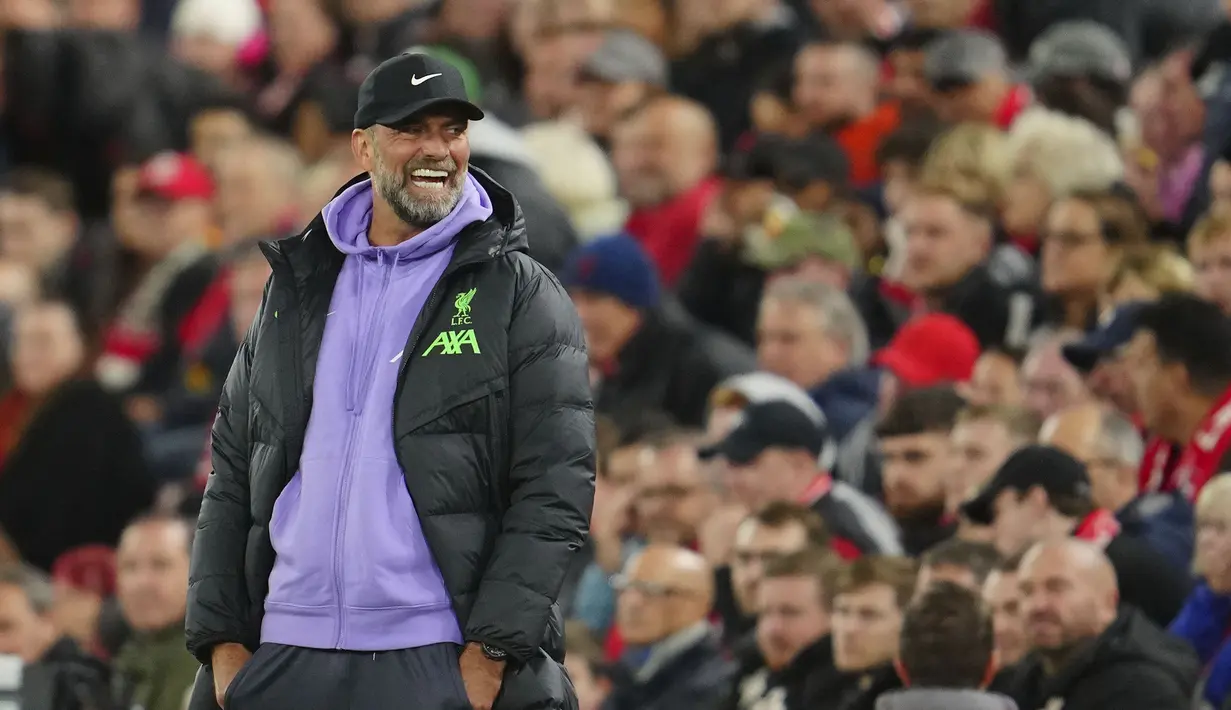 Pelatih Liverpool, Jurgen Klopp berekasi saat laga putaran ketiga Carabao Cup 2023/2024 di Anfield, Liverpool, Inggris, Kamis (28/09/2023) dini hari WIB. (AP Photo/Jon Super)
