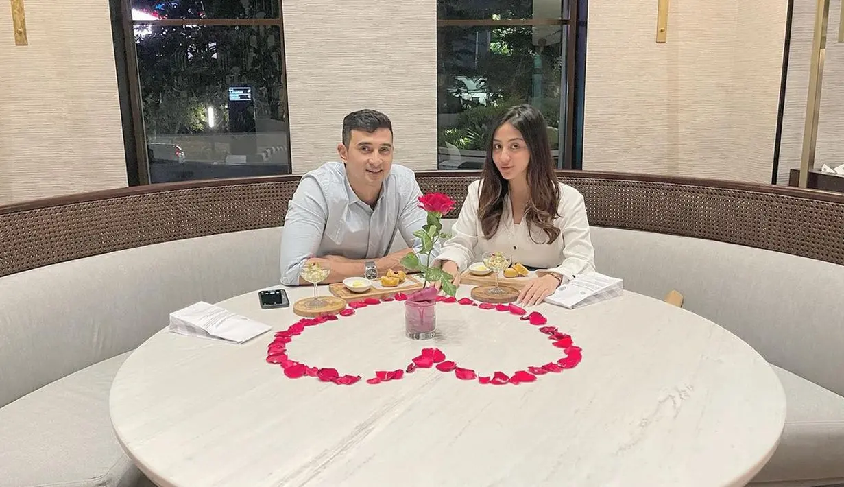 Ditemui usai menjadi bintang tamu di kawasan Kapten Tendean, Jakarta Selatan, Selasa (16/2/2021), keduanya bercerita mengenai hari-hari pertama pasca resmi menjadi pasangan yang sah. (Instagram/alisyakieb)