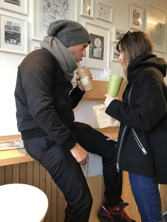 Keduanya memilih untuk menjalani cinta secara private. Meski demikian paparazzi tetap menjalankan tugasnya dan beberapa kali menangkap kencan mereka. (Vancouver Courier)