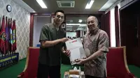 Kapten Timnas U-23 Rizky Ridho mendapat bonus dari kampusnya yang diserahkan langsung oleh Rektor Sukadiono. (Foto: UM Surabaya)