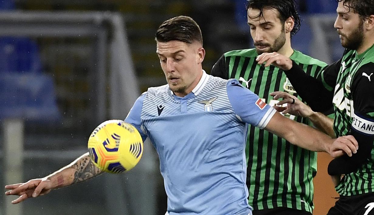 Sergej terlebih dahulu mengalami perkembangan pesat di akademi tim Serbia, Vojvodina dibandingkan Vanja. Ia kemudian terpilih memperkuat tim utama di tahun 2013. Bakatnya kemudian tercium oleh Lazio di tahun 2015 setelah tampil gemilang bersama Genk. Kini, ia menjelma menjadi gelandang tak tergantikan di lini tengah Biancocelesti.(AFP/Filippo Monteforte)