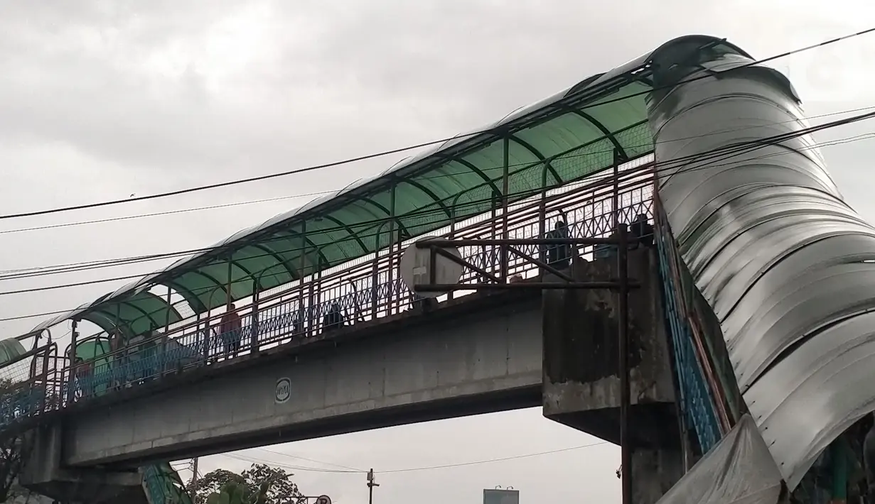 Orang-orang melintasi Jembatan Penyeberangan Orang atau JPO-Stasiun Bogor, Jawa Barat,Senin (24/10/2022). Pembangunan skybridge Stasiun Bogor-Paledang sudah masuk fase perencanaan dan ditargetkan tuntas pada September 2023. (Liputan6.com/Magang/Aida Nuralifa)