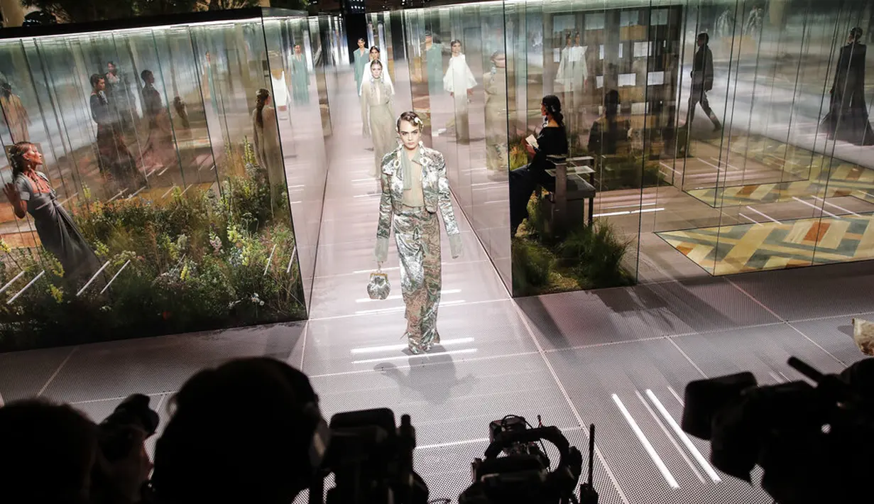 <p>Model Cara Delevingne mengenakan busana kreasi Fendi's Spring-Summer 2021 Haute Couture dalam acara Paris Fashion Week di Paris, Prancis, Rabu (27/1/2021). Paris Fashion Week 2021 diramaikan oleh deretan model ternama dunia. (AP Photo/Francois Mori)</p>