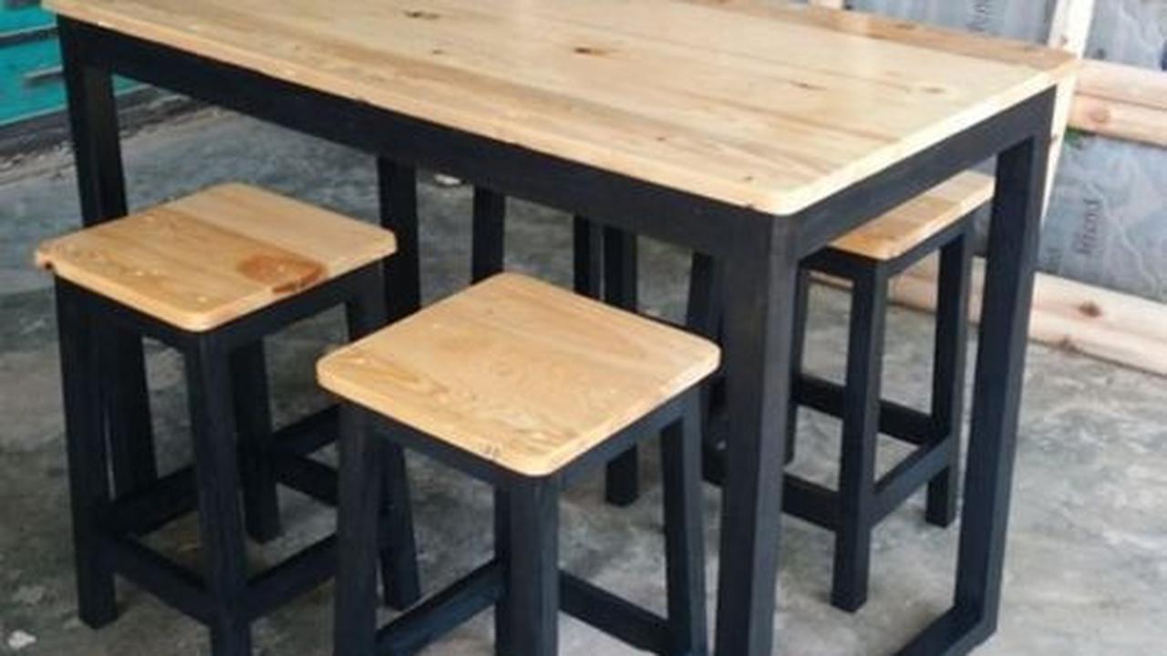 Set Meja Bar Pendek dari Kayu dan Besi