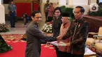 Presiden Jokowi didampingi Wakil Presiden Ma'ruf Amin dan Menkeu Sri Mulyani menyerahkan Daftar Isian Pelaksanaan Anggaran (DIPA) dan Daftar Alokasi Transfer Daerah serta Dana Desa Tahun 2020 kepada Mendikbud, Nadiem Makarim di Istana Negara, Kamis (14/11/2019). (Liputan6.com/Angga Yuniar)