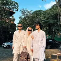 Lihat di sini gaya Bunga Citra Lestari rayakan Idul Adha 2025. [@itsmebcl].