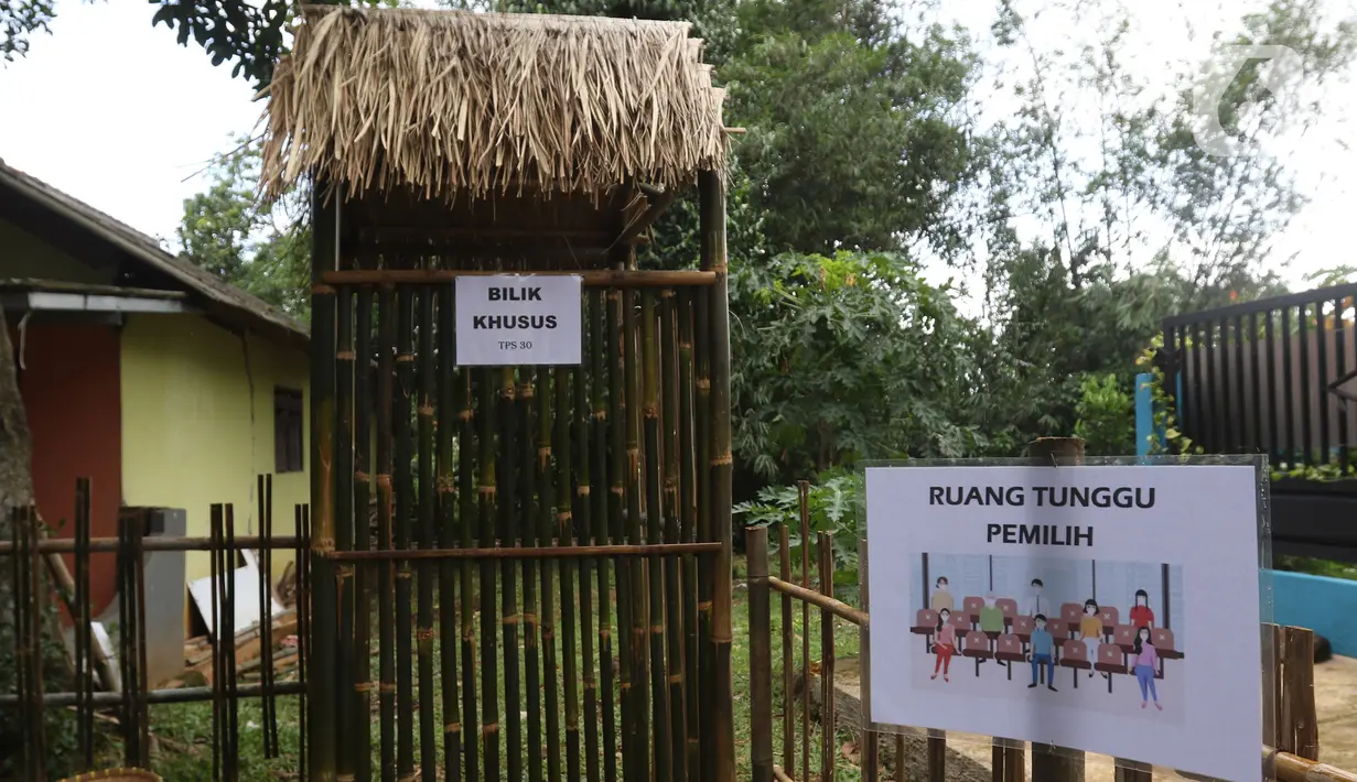 Suasana Tempat Pemungutan Suara  (TPS) 30 bernuansa rumah adat Sunda di lingkungan RT 02 RW 06 Kelurahan Cipayung, Depok, Jawa Barat, Selasa (8/12/2020). Jelang pelaksanaa Pilkada serentak 2020, sejumlah TPS bernuansa rumah adat dari berbagai daerah di Indonesia. (Liputan6.com/Herman Zakharia)