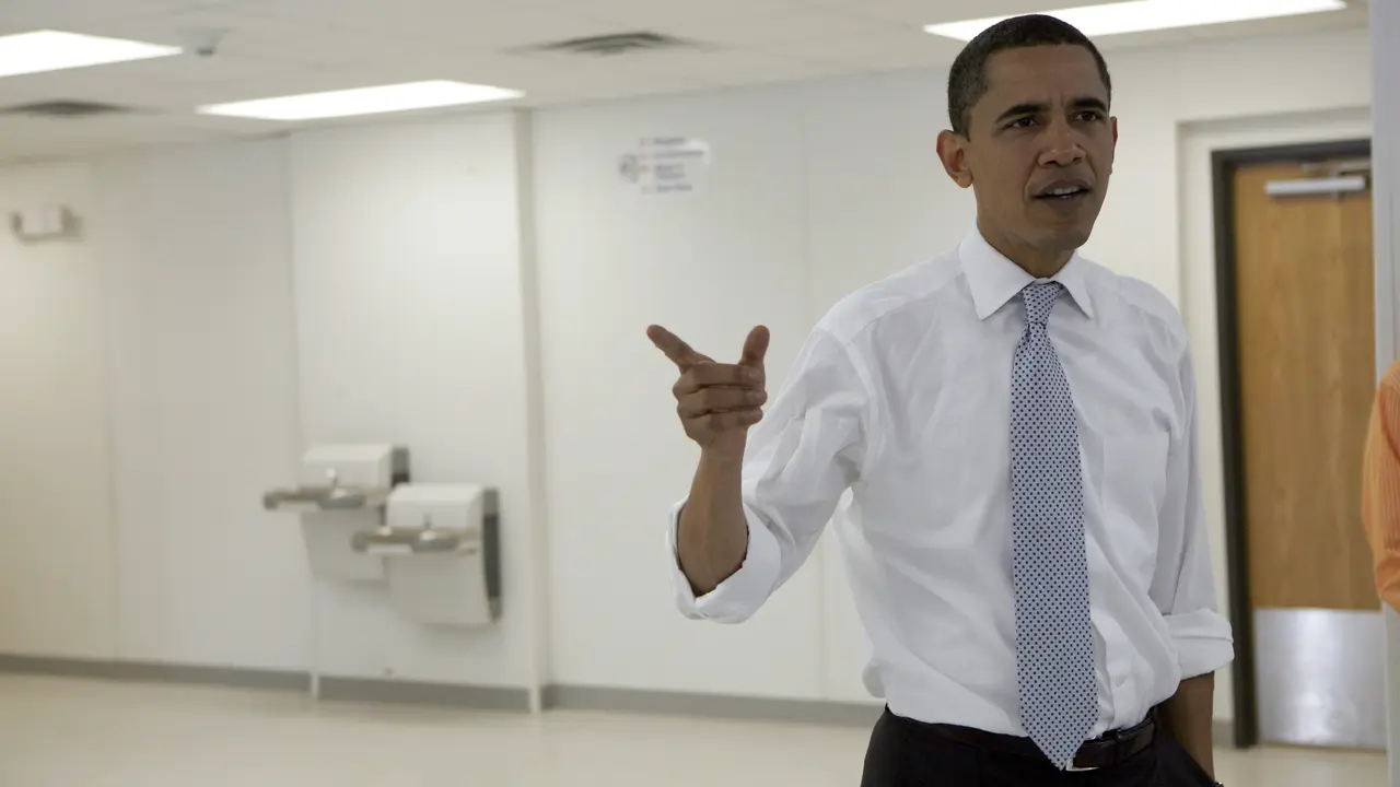 Gaya Obama Menggulung Lengan Baju