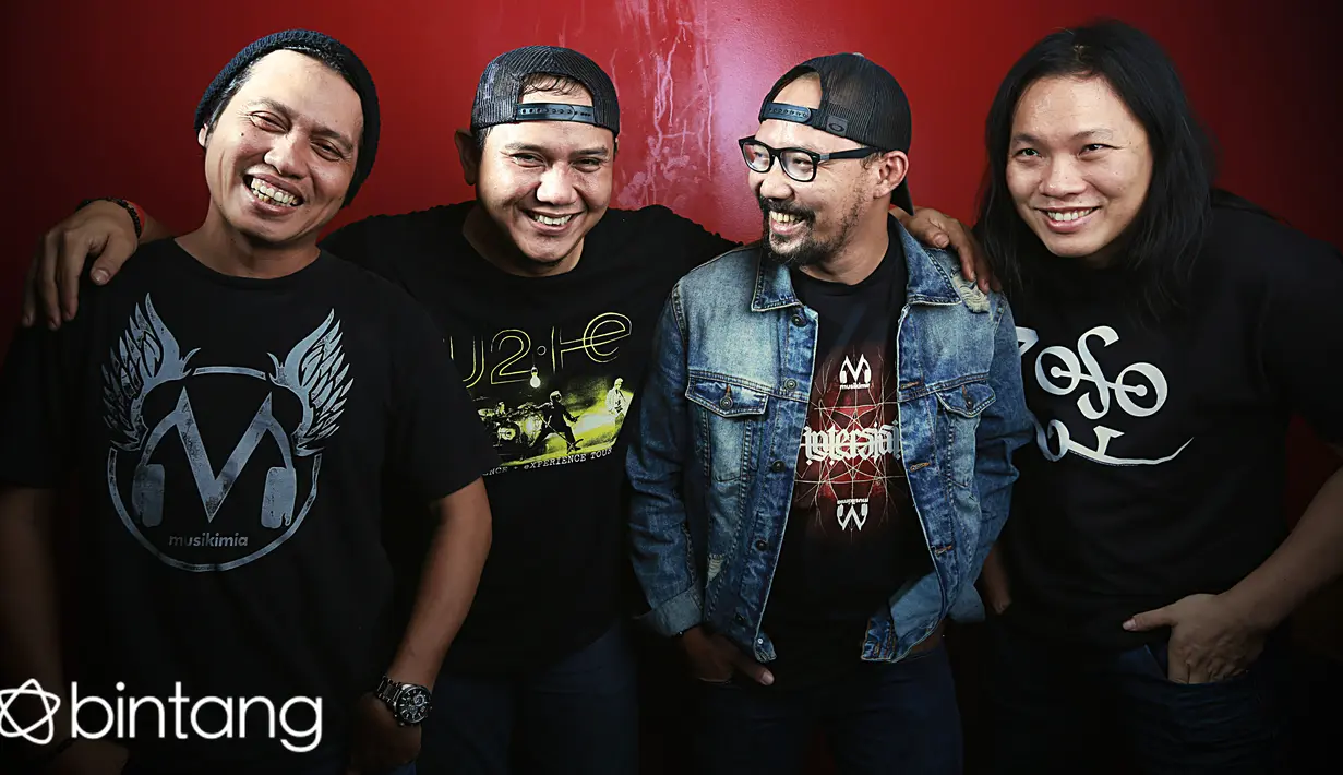 Single perdana ia luncurkan sebagai pengenalan pada pecinta musik lewat single 'Apakah Harus Seperti Ini' (2013) dan 'EP Indonesia Adalah...' (2013). (Galih W. Satria/Bintang.com)