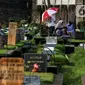 Sejumlah warga berziarah di makam keluarganya di Tempat Pemakaman Umum (TPU) Tanah Kusir, Jakarta, Selasa (29/3/2022). TPU setempat semakin banyak dikunjungi warga yang melakukan tradisi ziarah kubur menjelang Ramadhan. (Liputan6.com/Johan Tallo)
