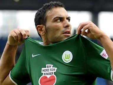 Wolfsburg's Turkish striker Mahir Saglik celebrates after scoring the 2-2 against Bochum during their Bundesliga football match against VfL Bochum 1848 at the rewirpower stadium in Bochum on August 24, 2008. AFP PHOTO DDP/SASCHA SCHUERMANN