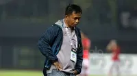 Pelatih Perseru Serui, Agus Yuwono, saat mendampingi timnya melawan Persija Jakarta  pada laga Liga 1 2017 di Stadion Patriot, Bekasi, Selasa (13/6/2017). (Bola.com/Nicklas Hanoatubun)