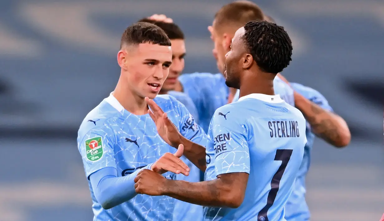 Pemain Manchester City merayakan gol yang dicetak Phil Foden ke gawang Bournemouth pada laga babak ketiga Piala Liga Inggris di Etihad Stadium, Jumat (25/9/2020) dini hari WIB. Manchester City menang 2-1 atas Bournemouth. (AFP/Laurence Griffiths/pool)