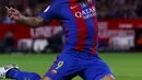 Aksi Penyerang Barcelona, Luis Suarez  saat berusaha menendang bola saat berhadapan dengan Sevilla pada lanjutan La Liga spanyol di Stadion Sanchez Pizjuan,  Spanyol, (7/11). Barcelona menang atas Sevilla 2-1. (REUTERS/ Marcelo del Pozo)