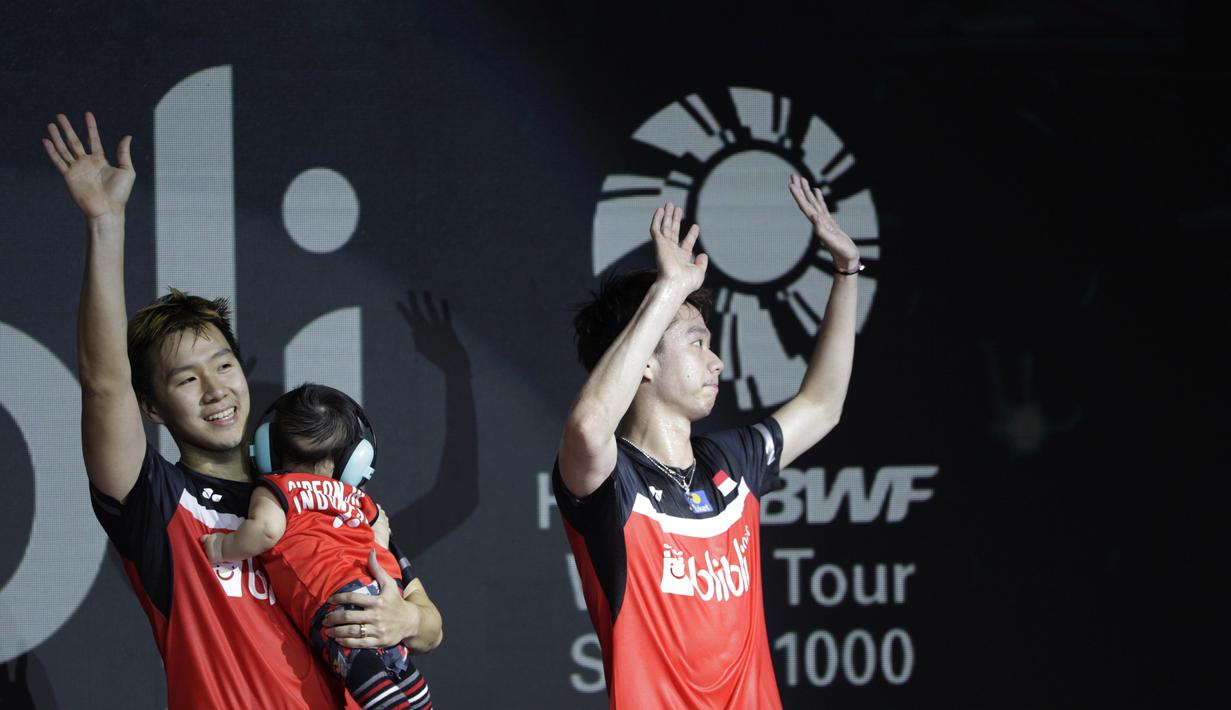Ganda putra Indonesia, Marcus Gideon / Kevin Sanjaya, merayakan kemenangan atas melawan Mohammad Ahsan / Hendra Setiawan pada Indonesia Open 2019 di Istora Senayan, Minggu (21/7). Marcus / Kevin menang 21-19 dan 21-16. (Bola.com/Vitalis Yogi Trisna)