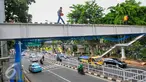 Pekerja menyelesaikan pembangunan JPO di kawasan Tebet, Jakarta, Rabu (13/4). Saat ini warga tebet masih menyeberangi jalan raya dan baru 1 JPO yang tengah dibangun di sepanjang jalan Prof Dr Supomo, Tebet, Jakarta. (Liputan6.com/Yoppy Renato)