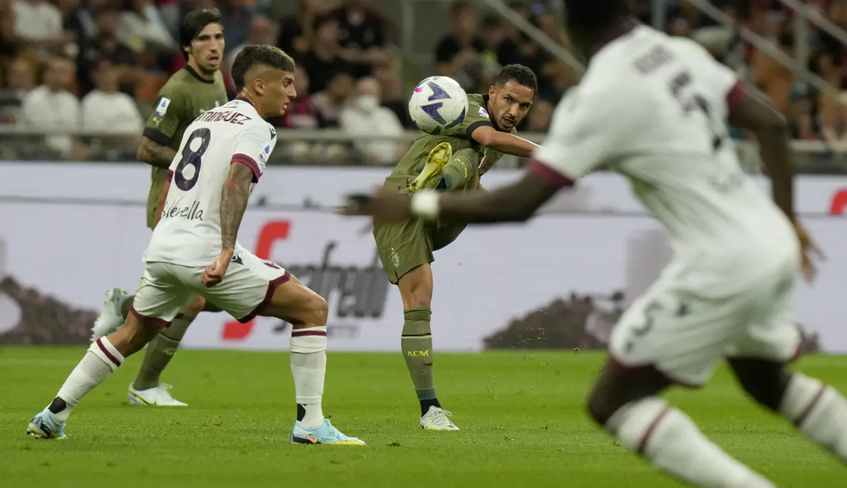 Gelandang AC Milan Ismael Bennacer melakukan tembakan ke gawang di depan gelandang Bologna Nicolas Dominguez dalam laga giornata ke-3 Liga Italia di San Siro, Minggu dini hari WIB (28/8/2022). LAC Milan sukses mengalahkan Bologna 2-0 dengan gol-gol kemenangan skuad asuhan Stefano Pioli dibukukan Rafael Leao dan Olivier Giroud. (AP Photo/Luca Bruno)
