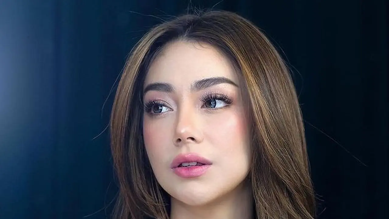 Celine Evangelista dengan makeup flawless (Instagram/celine_evangelista)